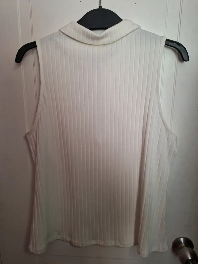 Polera sin mangas blanca con cuello - 2