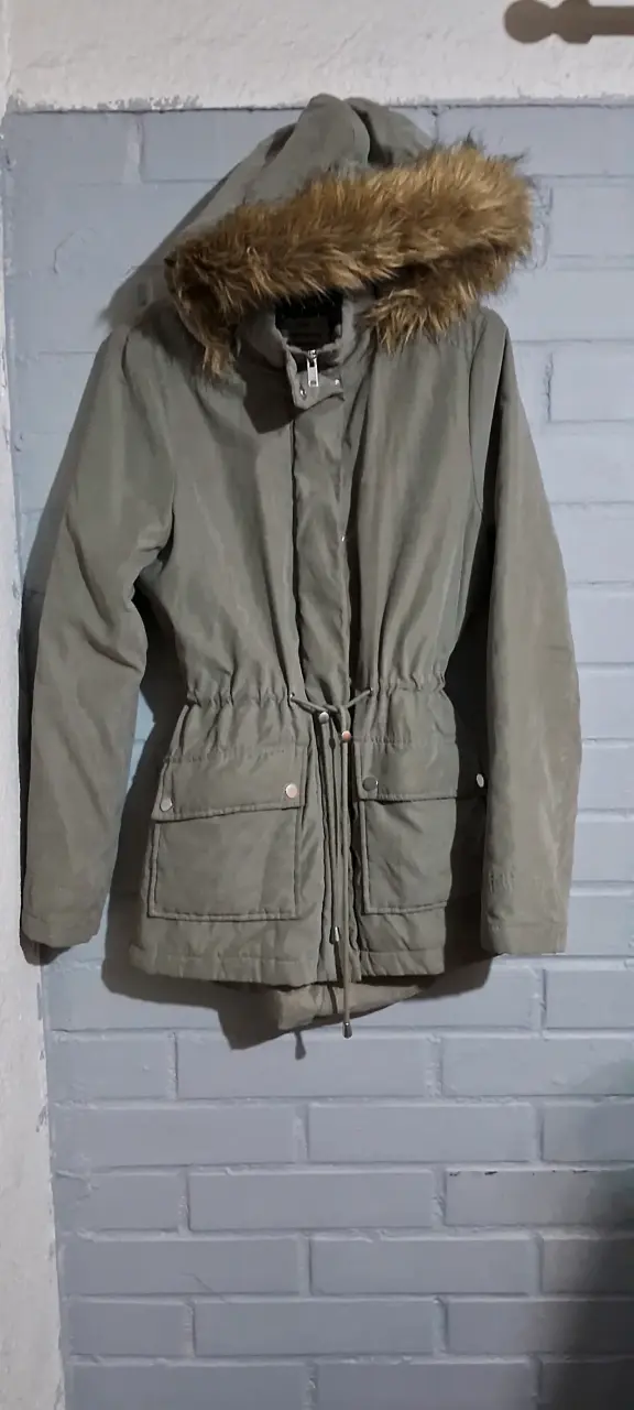 Parka verde con capucha de piel sintética