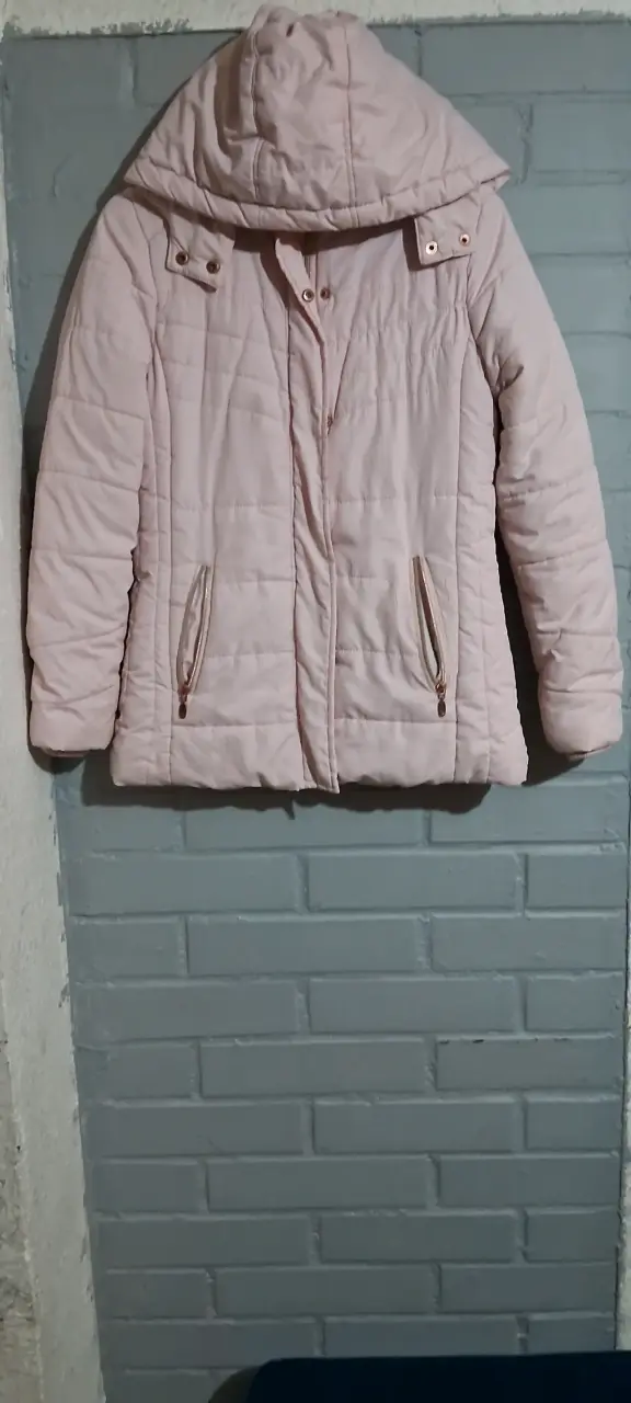 Chaqueta acolchada rosada con capucha