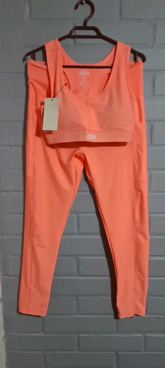 Conjunto deportivo Alo Yoga coral