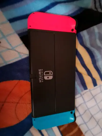 Consola Nintendo Switch con Joy-Con rojo y azul - miniatura 1