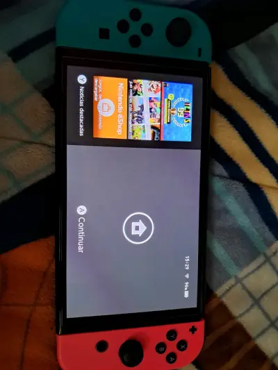 Consola Nintendo Switch con Joy-Con rojo y azul - miniatura 2