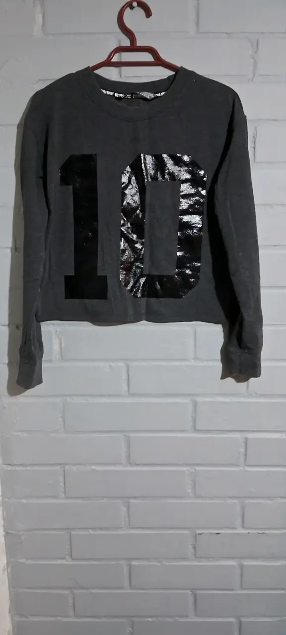 Polerón gris con número decorativo