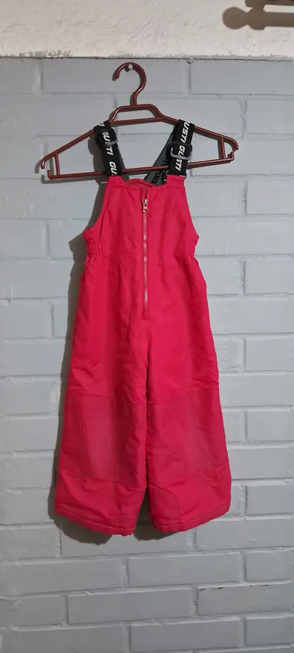 Pantalón de nieve infantil rojo con tirantes
