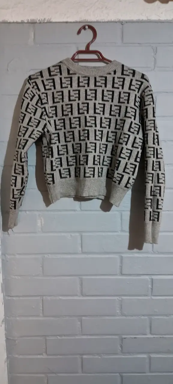 Suéter gris con diseño geométrico