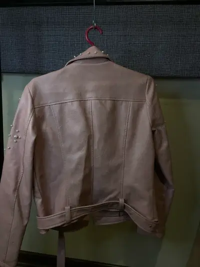 Chaqueta biker rosa con tachas - miniatura 2
