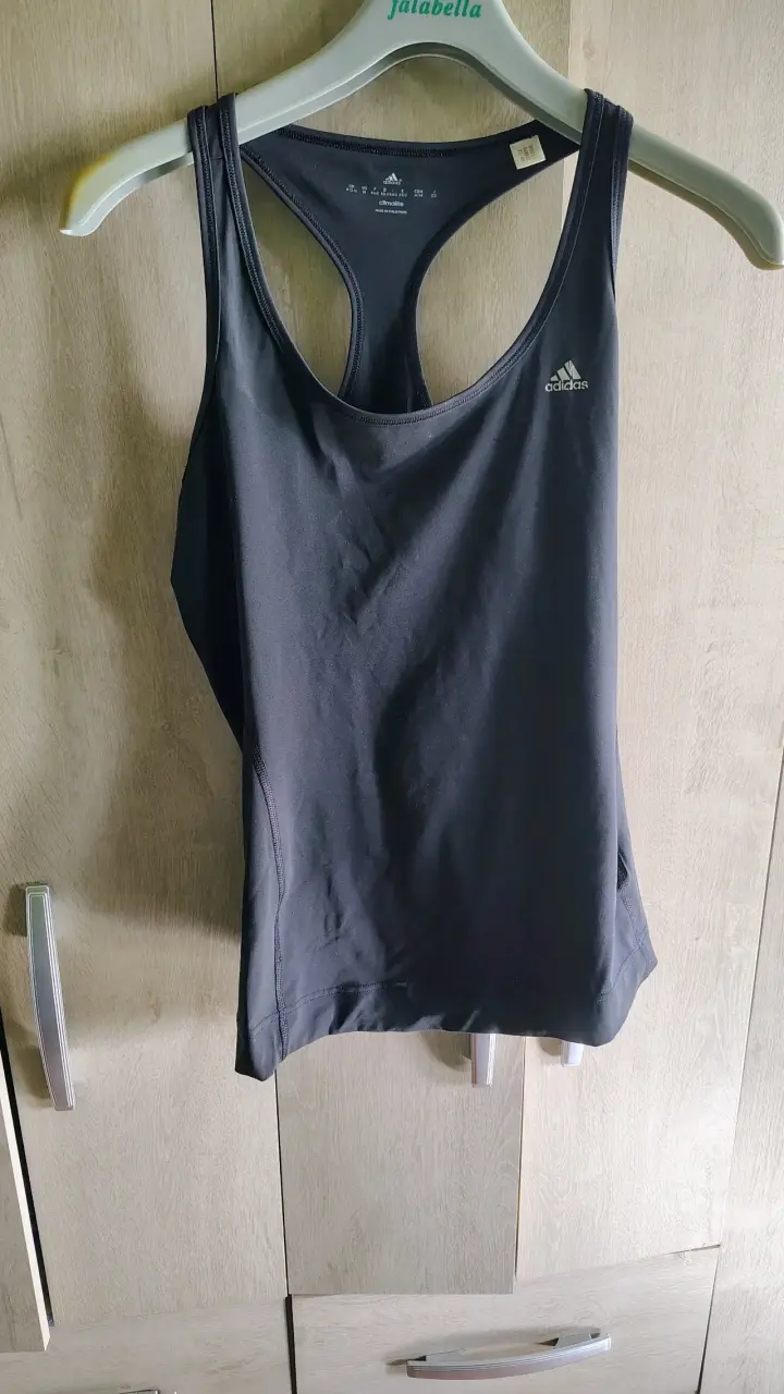 Polera deportiva Adidas negra para mujer