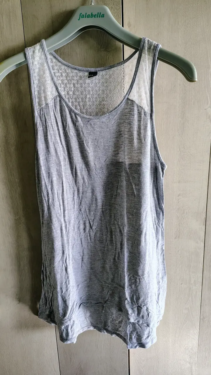 Polera gris con encaje para mujer