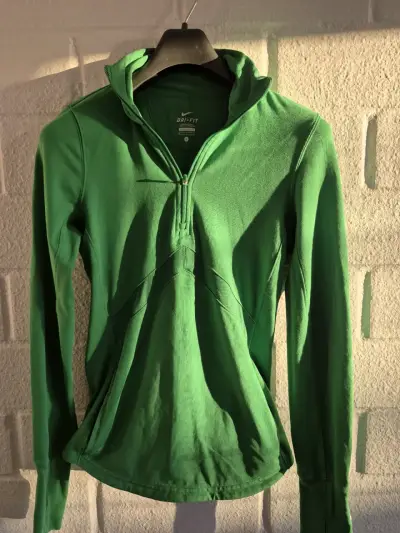Polerón Nike Dri-Fit verde deportivo - miniatura 1