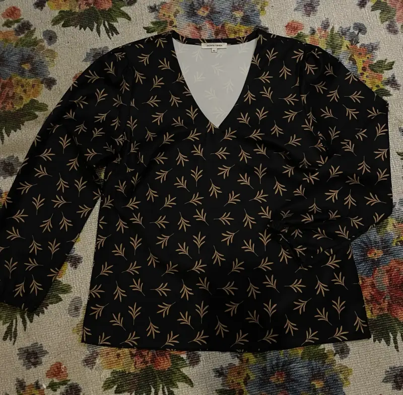 Blusa negra con estampado de hojas