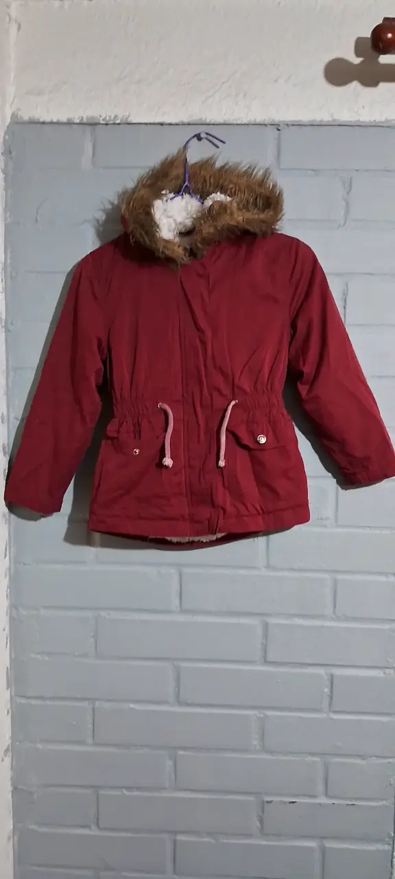 Parka roja con capucha de piel sintética