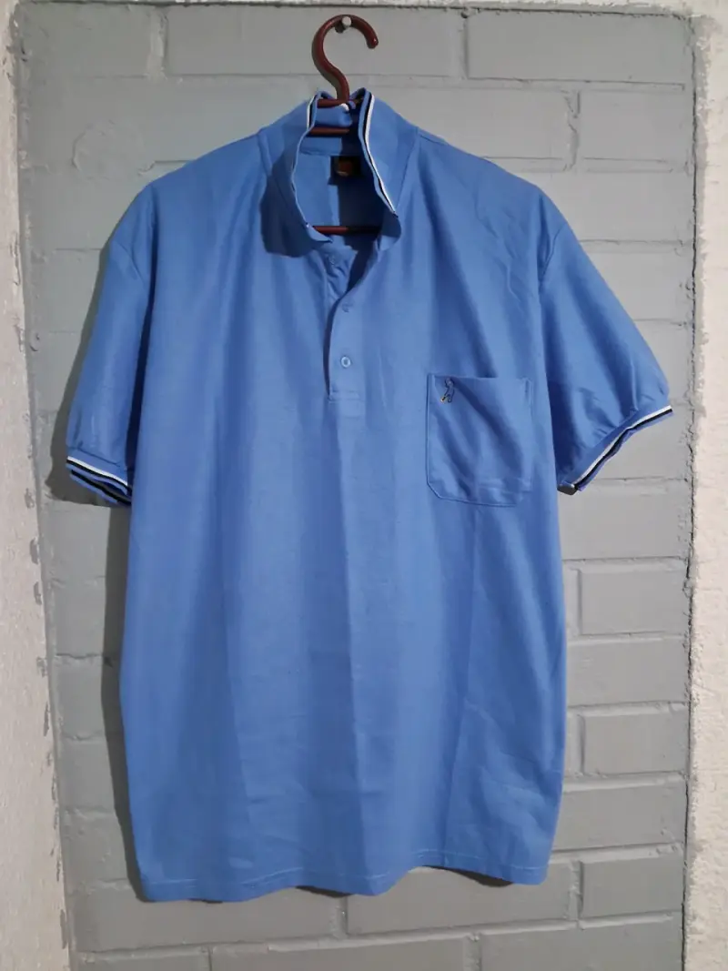 Polera azul con bolsillo y detalles en cuello