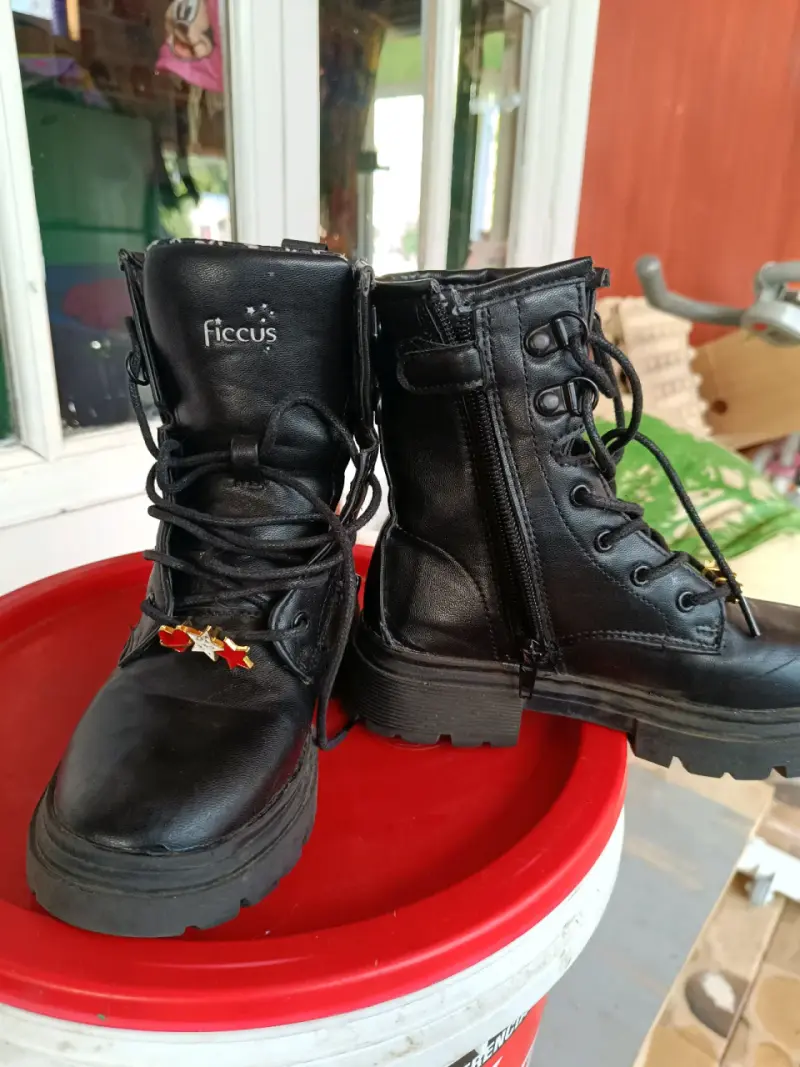 Botas negras de cuero Ficcus con cierre