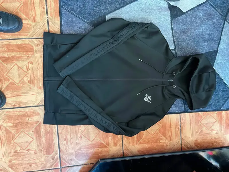 Polerón negro con capucha SikSilk original - 1