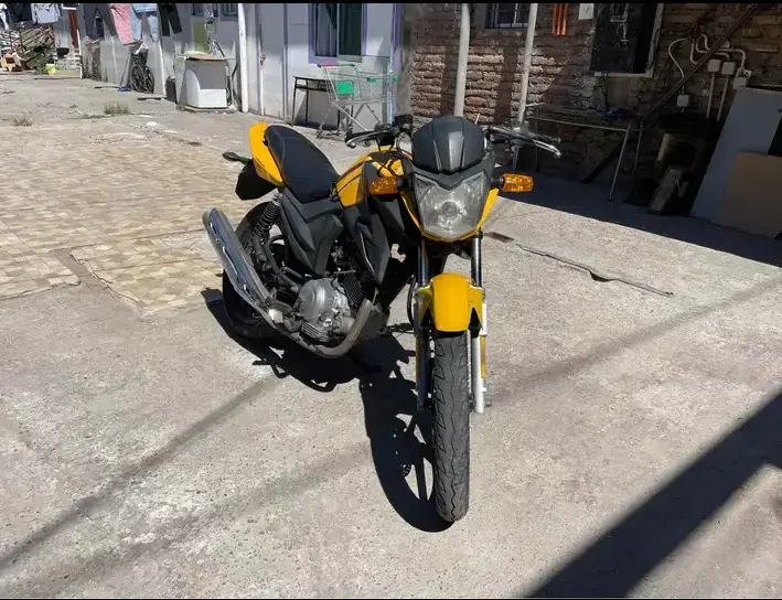 Motocicleta deportiva amarilla en buen estado - 1