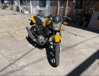 Motocicleta deportiva amarilla en buen estado - miniatura 1