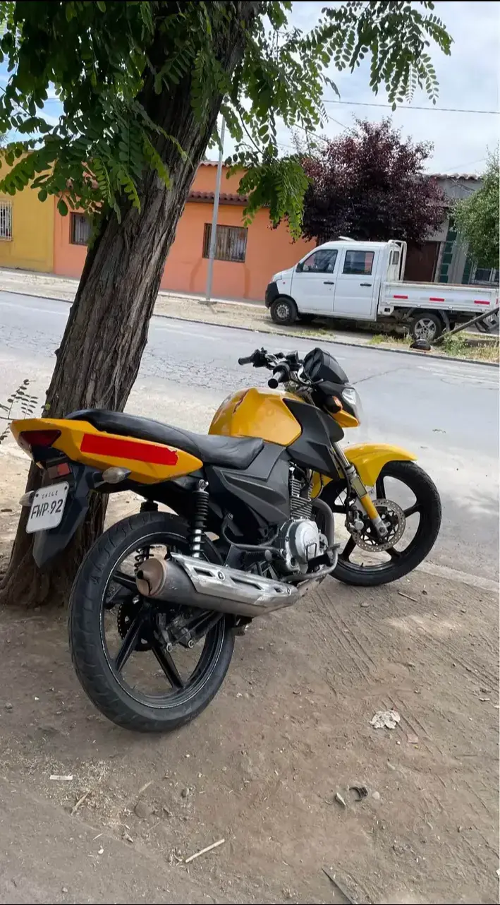 Motocicleta deportiva amarilla en buen estado - 3