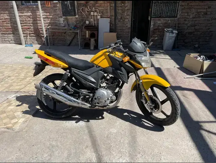 Motocicleta deportiva amarilla en buen estado - 4