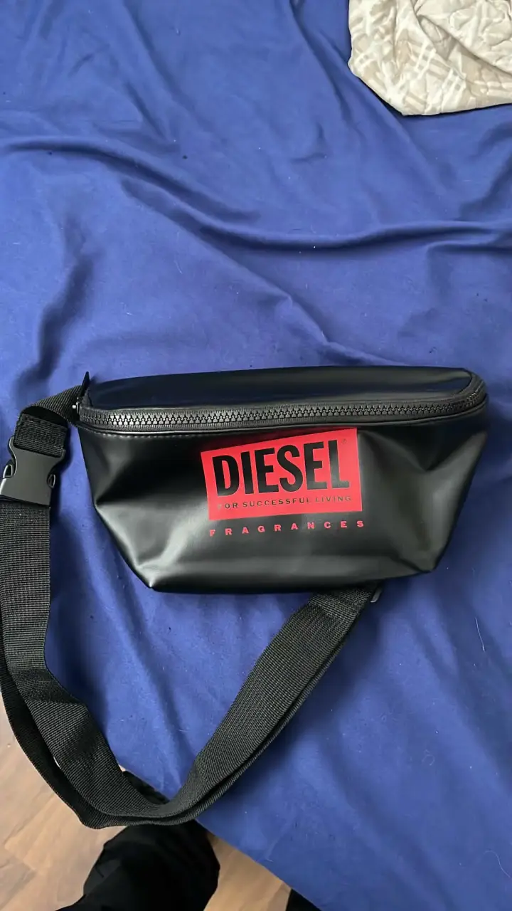 Riñonera Diesel negra con logo rojo
