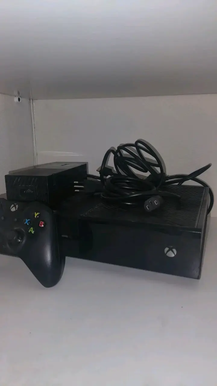 Consola Xbox One con control y cables - 1