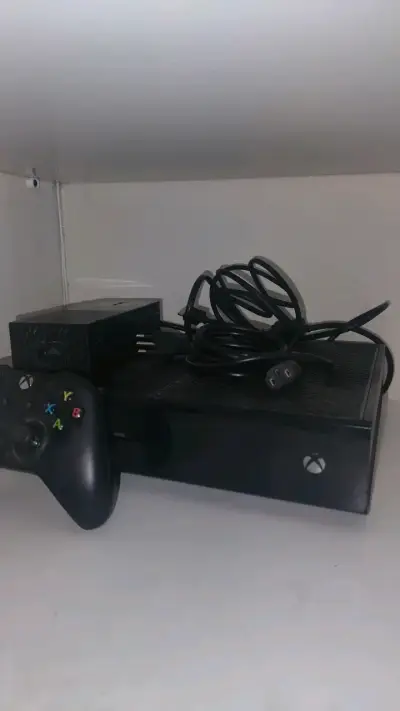 Consola Xbox One con control y cables - miniatura 1