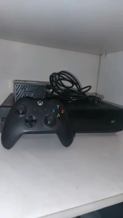 Consola Xbox One con control y cables - miniatura 2