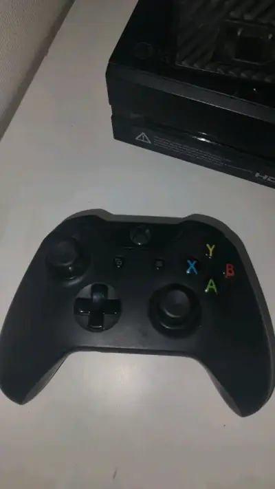 Consola Xbox One con control y cables - miniatura 3