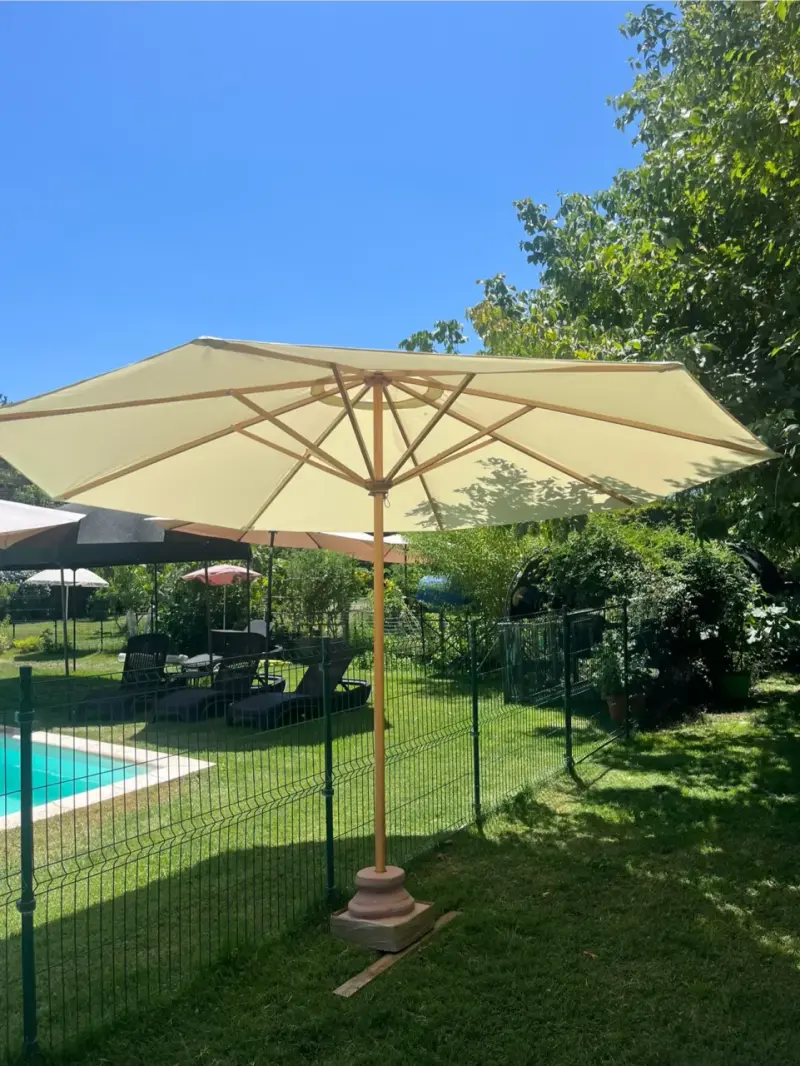 Parasol de jardín beige con base sólida
