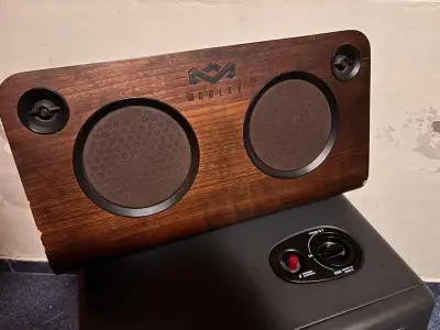Parlante Marley de madera con diseño elegante - miniatura 1