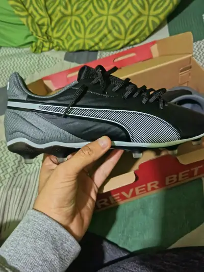 Zapatillas de fútbol Puma negras con tacos - miniatura 1