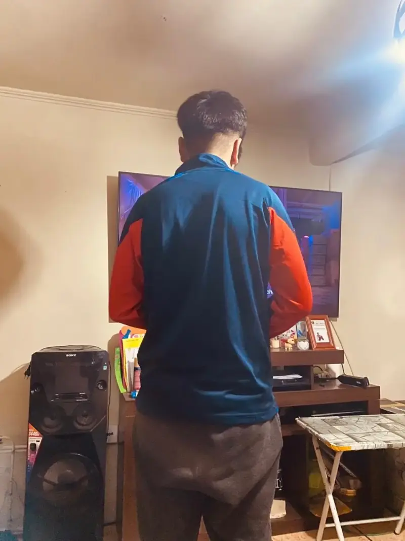 Polerón de la U con mangas rojas para hombre