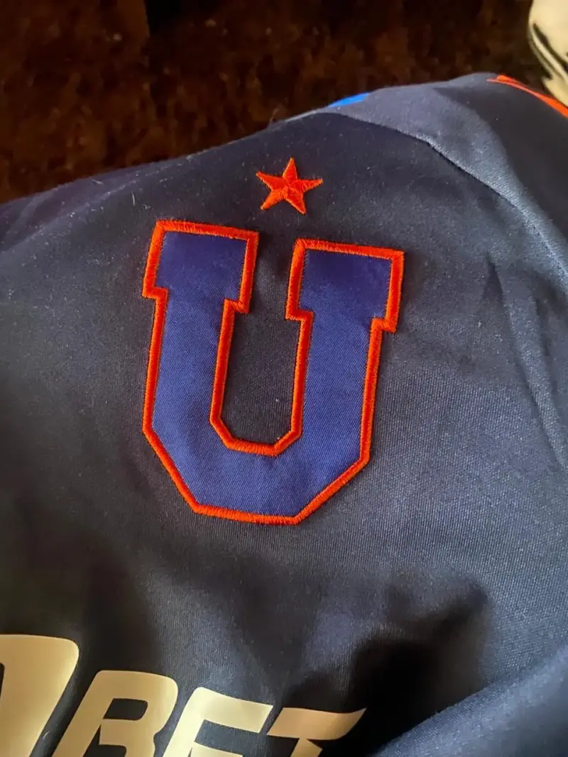 Polerón de la U con mangas rojas para hombre - 2