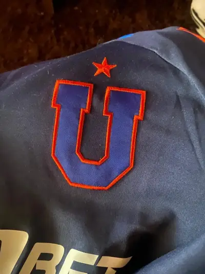 Polerón de la U con mangas rojas para hombre - miniatura 2