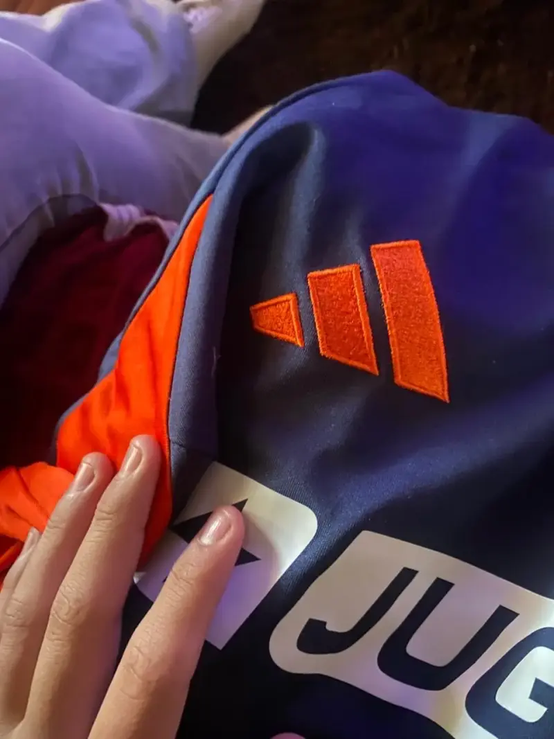 Polerón de la U con mangas rojas para hombre - 3