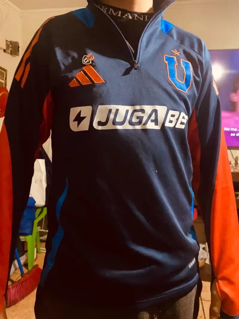 Polerón de la U con mangas rojas para hombre - 4