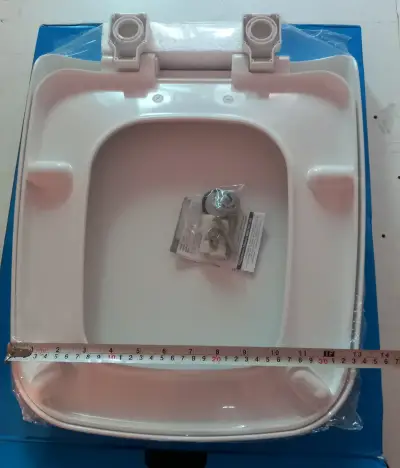 Asiento de inodoro blanco con cierre suave - miniatura 2