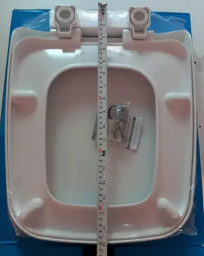 Asiento de inodoro blanco con cierre suave - miniatura 3