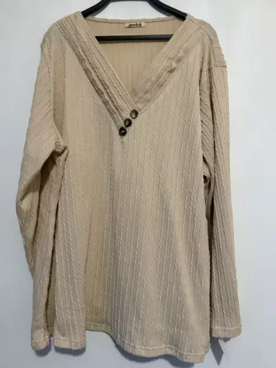 Suéter beige con botones decorativos - miniatura 1