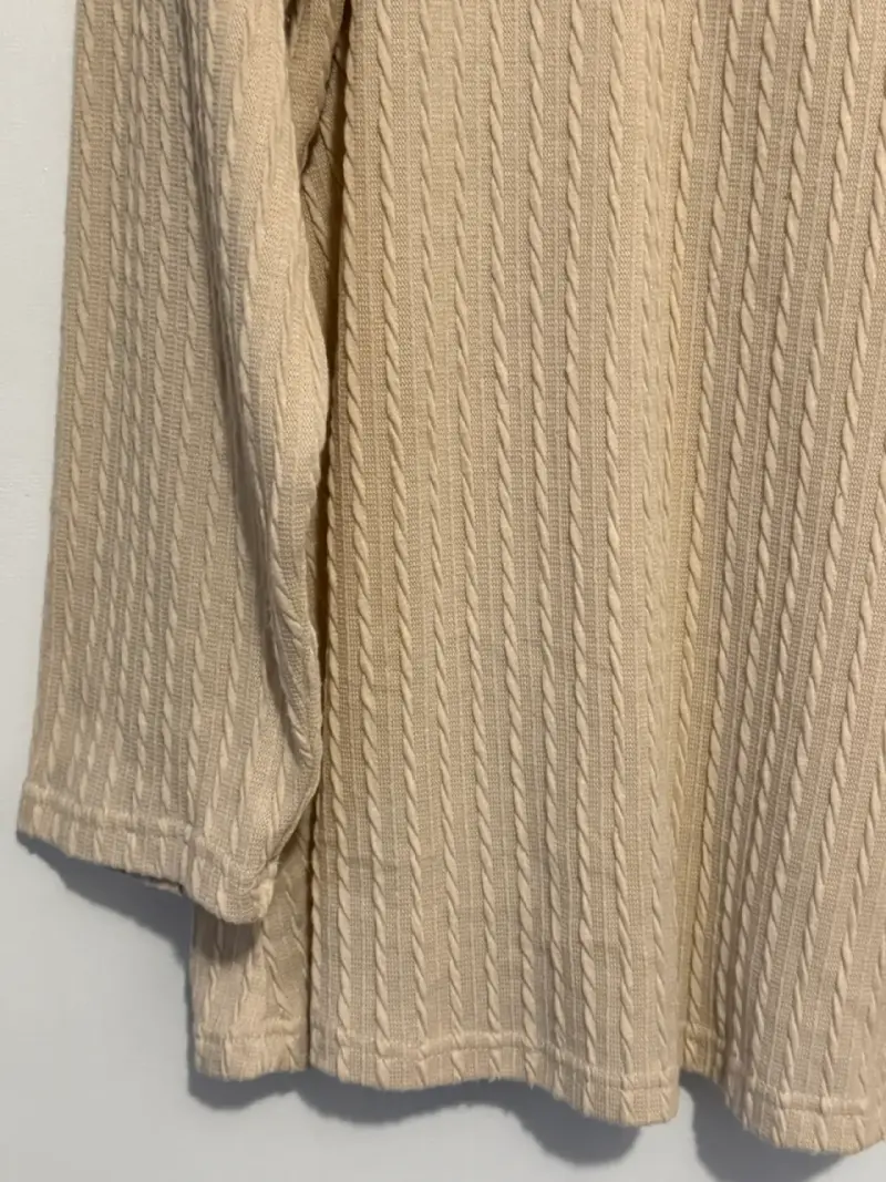 Suéter beige con botones decorativos - 3