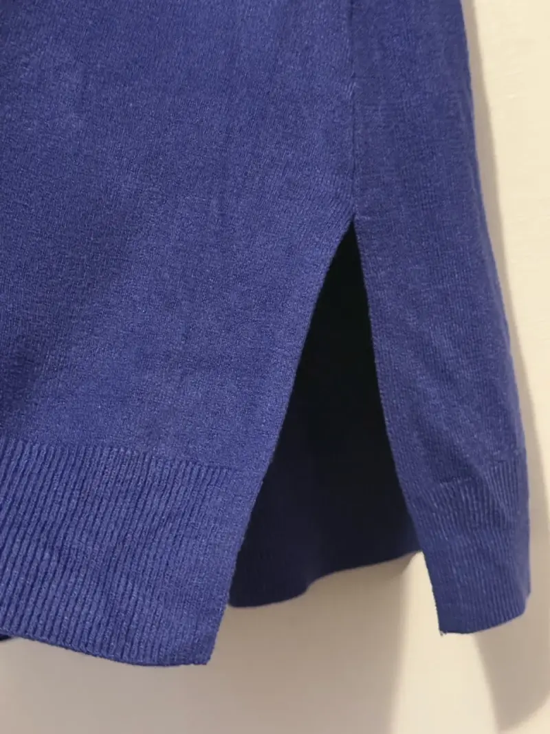 Suéter azul de manga larga con cuello en V - 3