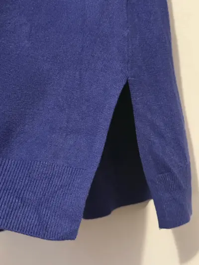 Suéter azul de manga larga con cuello en V - miniatura 3
