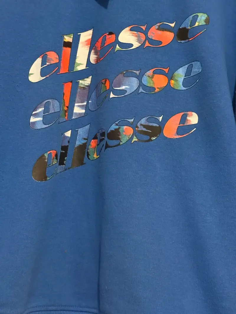Polerón azul Ellesse con logo colorido - 3