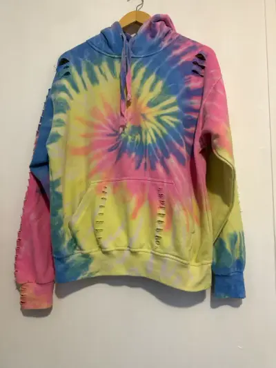 Polerón tie-dye con capucha y detalles desgastados - miniatura 1