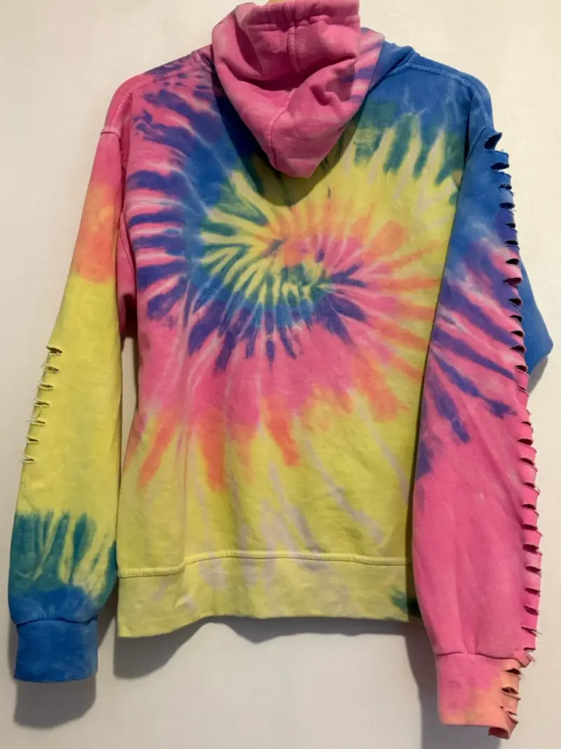Polerón tie-dye con capucha y detalles desgastados - 2