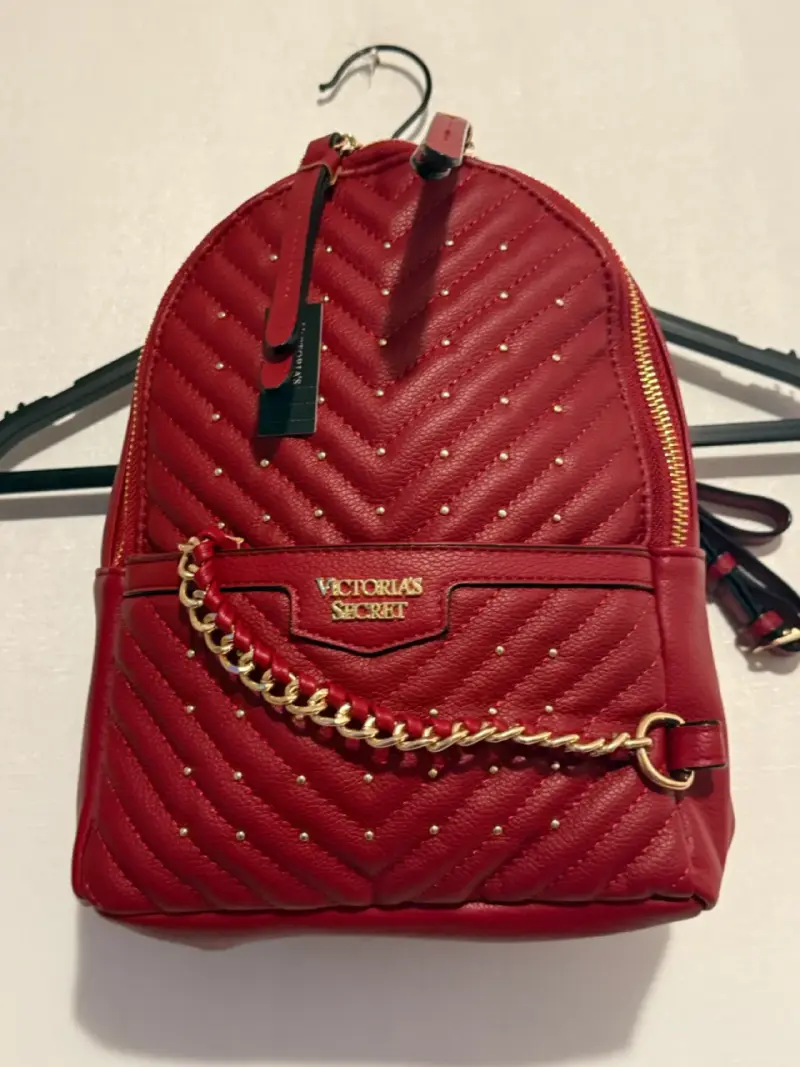 Mochila roja Victoria's Secret con cadena dorada - 1