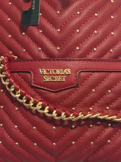 Mochila roja Victoria's Secret con cadena dorada - miniatura 2