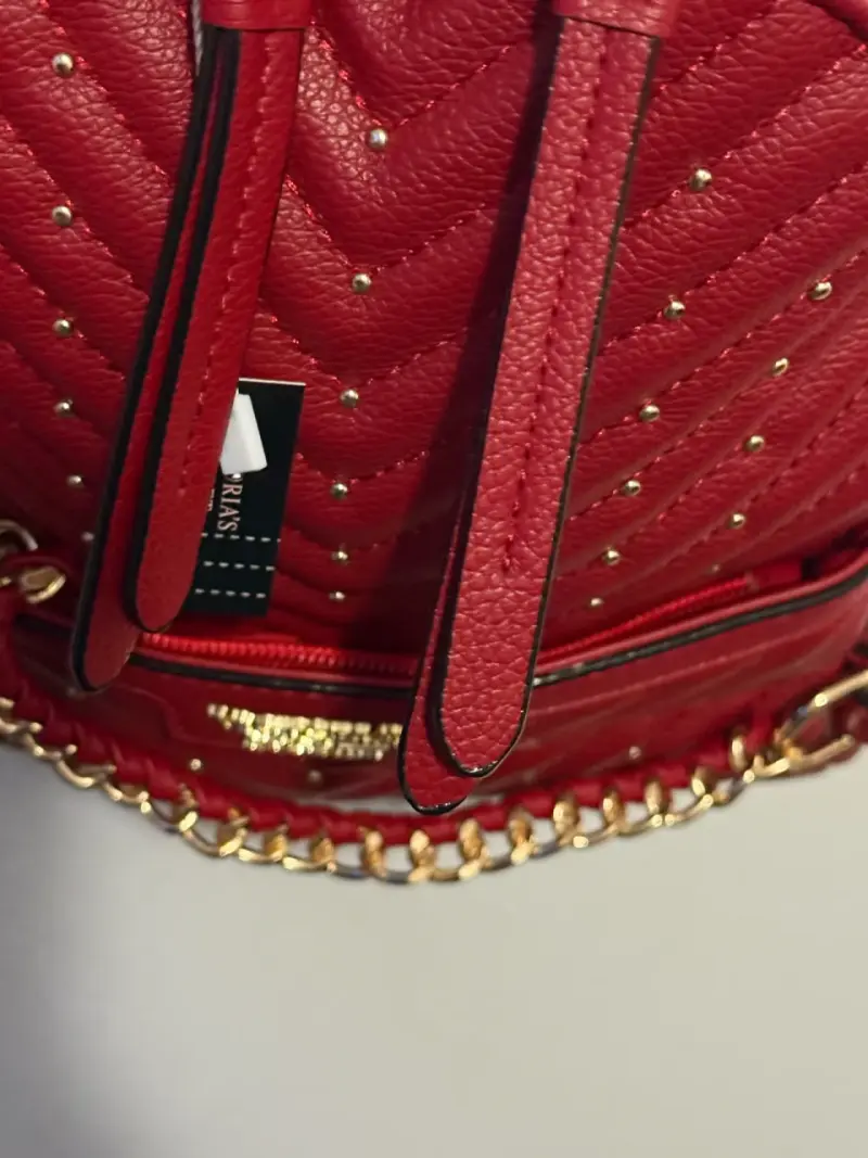 Mochila roja Victoria's Secret con cadena dorada - 3