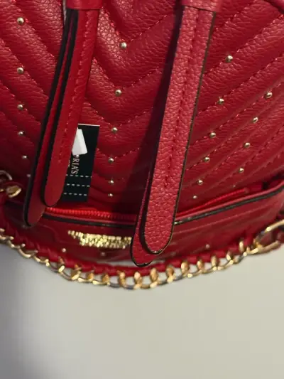 Mochila roja Victoria's Secret con cadena dorada - miniatura 3