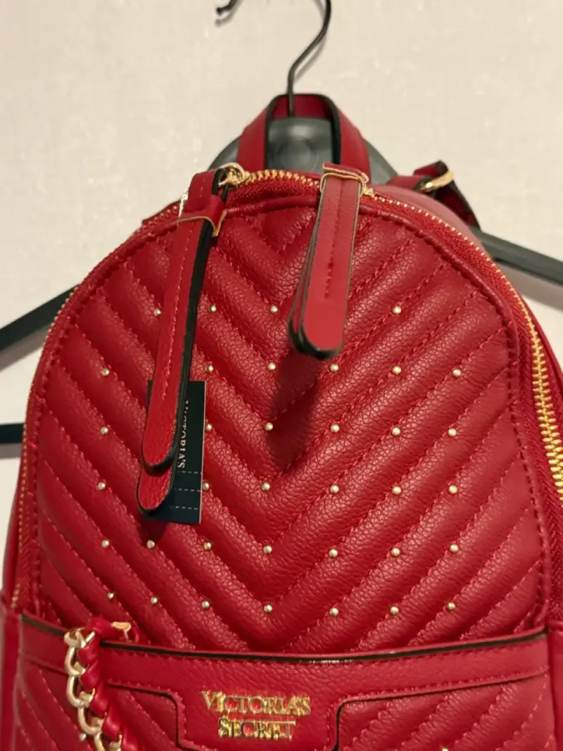 Mochila roja Victoria's Secret con cadena dorada - 5
