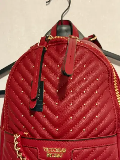 Mochila roja Victoria's Secret con cadena dorada - miniatura 5